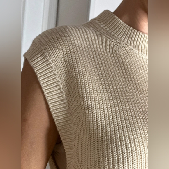 Elegant Cream Sleeveless Dress - Picture 5 of 6